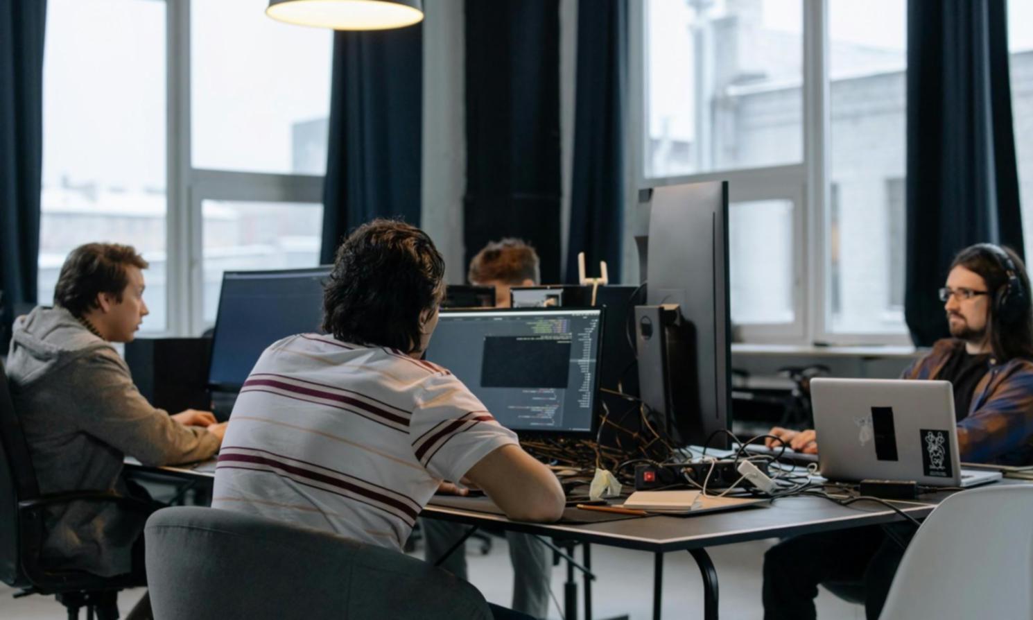 Espacio de trabajo con múltiples pantallas mostrando diseño de niveles en proceso