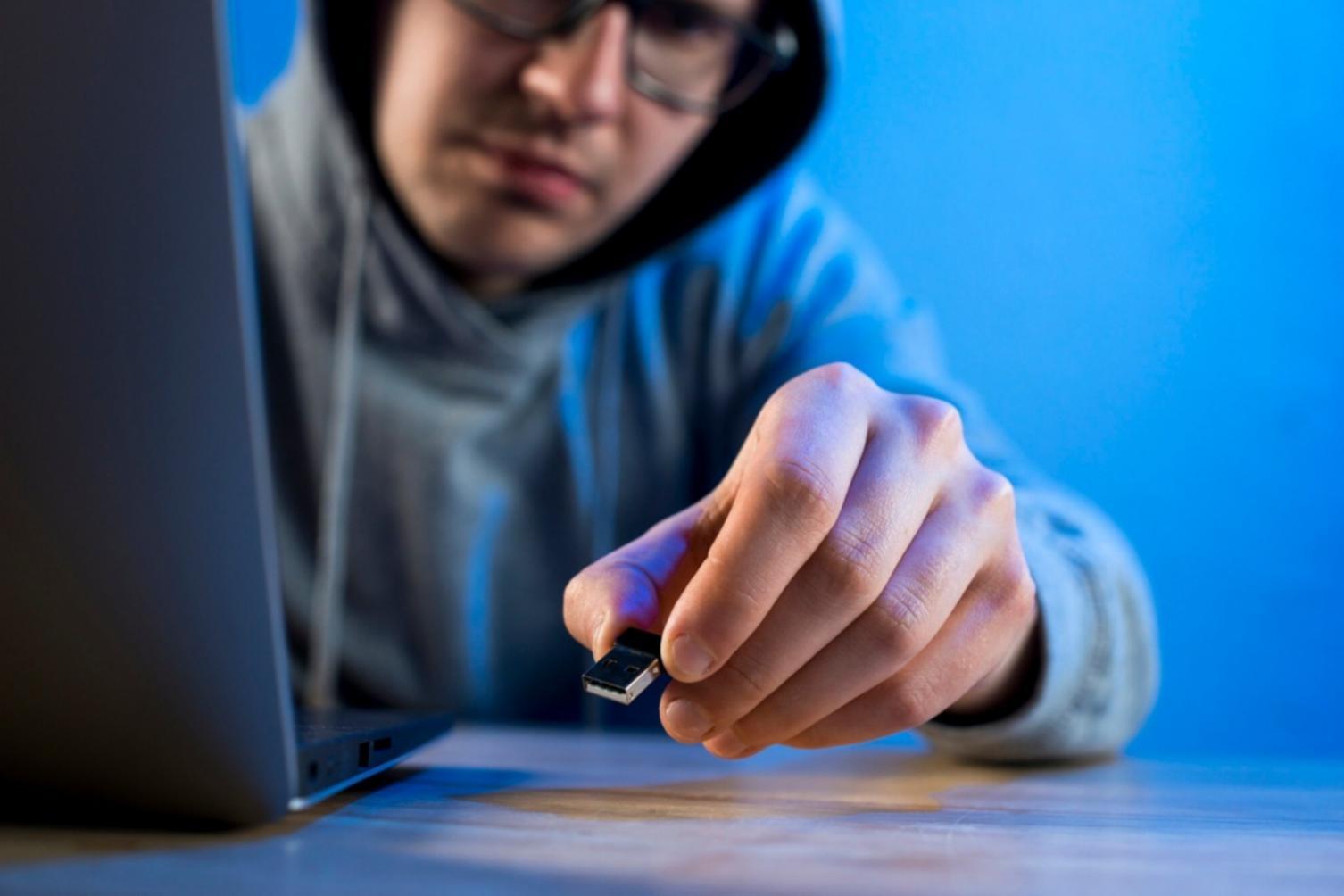 Sesión práctica de diseño de niveles con estudiantes trabajando en estaciones de trabajo profesionales